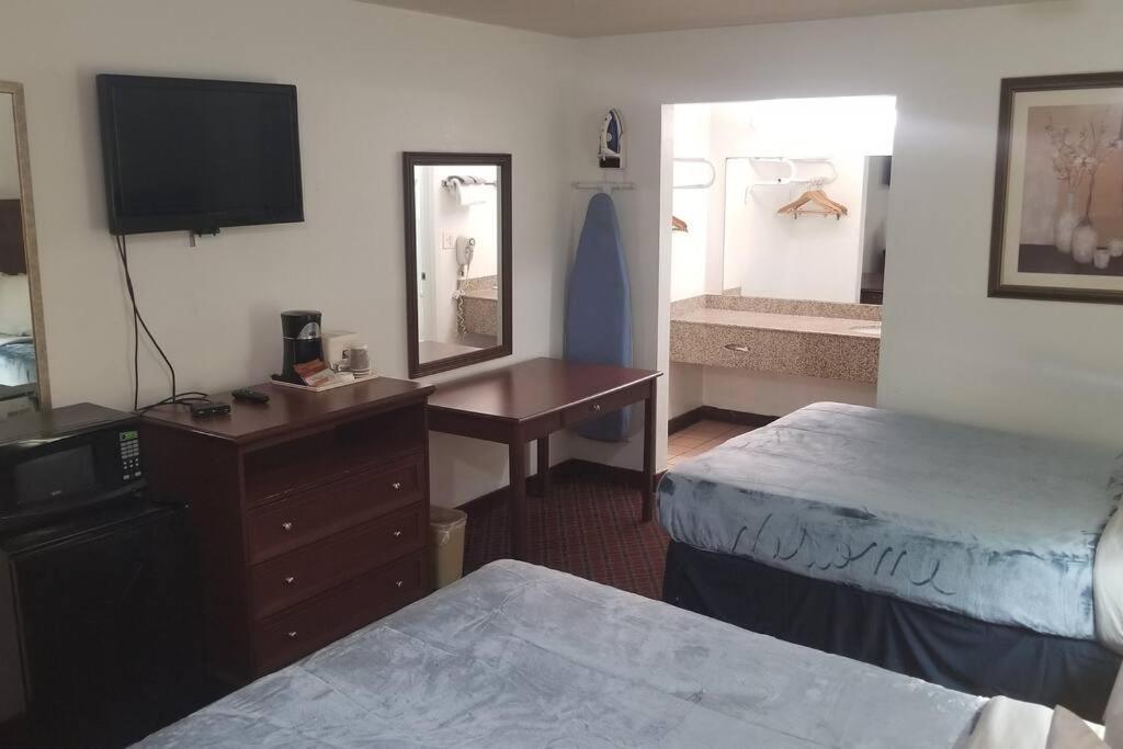 2 Queen Beds 125 *